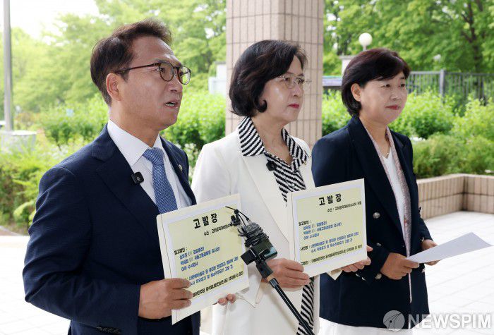 [과천=뉴스핌] 정일구 기자 = 더불어민주당 내란진상조사단 단장 추미애 의원(가운데)과 박선원 의원(왼쪽), 서영교 의원이 16일 오전 경기 과천시 정부과천청사 고위공직자범죄수사처(공수처)에 심우정 검찰총장과 박세현 검찰 비상계엄 특별수사본부장(서울고검장), 수사검사 등을 특수직무유기 혐의로 고발하기에 앞서 기자회견을 갖고 있다. 2025.06.16 mironj19@newspim.com