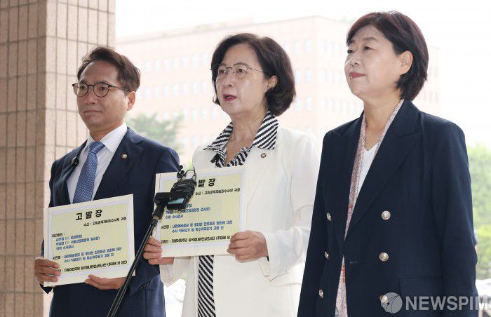 [과천=뉴스핌] 정일구 기자 = 더불어민주당 내란진상조사단 단장 추미애 의원(가운데)과 박선원 의원(왼쪽), 서영교 의원이 16일 오전 경기 과천시 정부과천청사 고위공직자범죄수사처(공수처)에 심우정 검찰총장과 박세현 검찰 비상계엄 특별수사본부장(서울고검장), 수사검사 등을 특수직무유기 혐의로 고발하기에 앞서 기자회견을 갖고 있다. 2025.06.16 mironj19@newspim.com
