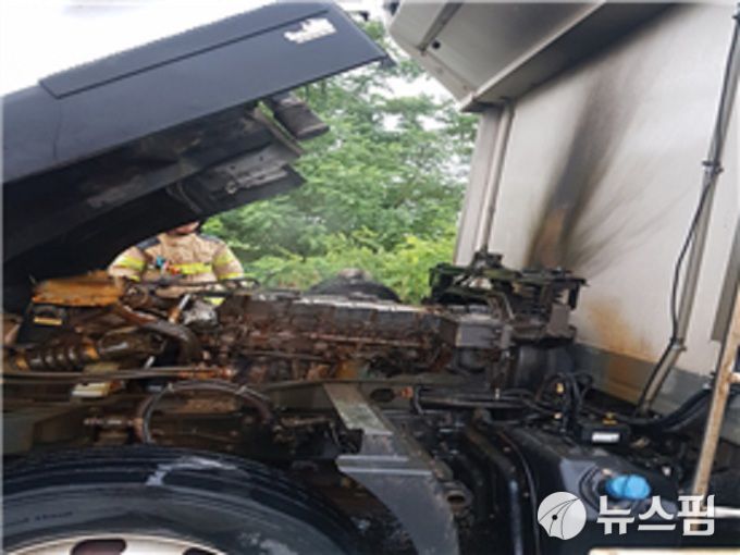 17일 오전 경기 평택시 청북읍의 평택화성고속도로 하행선 서평택JC 램프 구간에서 주행 중이던 화물차량에서 화재가 발생해 소방당국이 진화에 나섰다. [사진=경기도소방재난본부]