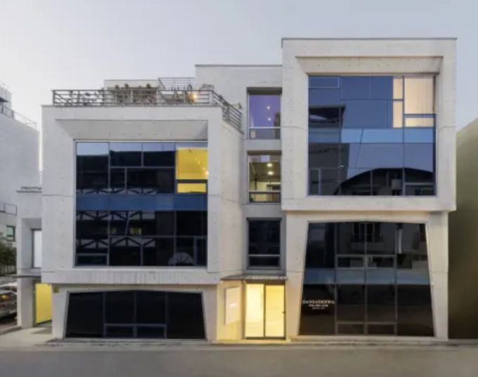 [서울=뉴스핌]이영란 미술전문기자=서울 논현동의 서정아트 서울 전경. 국내외 작가의 기획전을 활발하게 펼치는 한편으로, 오너 측은 폰지사기 등을 막후에서 벌였다는 의혹을 받고 있다.  2025.06.16 art29@newspim.com