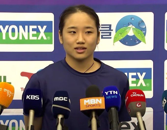 안세영이 17일 충북 진천선수촌에서 열린 대표팀 미디어데이에서 취재진 질문에 답하고 있다. [사진=JTBC 중계화면 캡처]