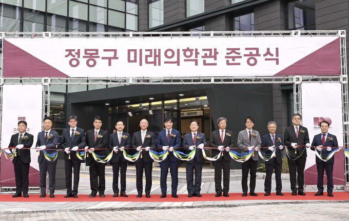 정몽구 미래의학관 준공식에서 정의선 현대차그룹 회장, 김재호 고려중앙학원 이사장, 김동원 고려대 총장, 승명호 교우회장 등 참석자들이 테이프커팅을 하고 있다. 사진 좌측으로부터 서동훈 안산병원장, 민병욱 구로병원장, 한승범 안암병원장, 편성범 의과대학장, 윤을식 의무부총장, 정의선 현대차그룹 회장, 김재호 고려중앙학원 이사장, 김동원 고려대 총장, 승명호 교우회장, 정순영 교무부총장, 윤성택 연구부총장, 송진원 대학원장, 윤형선 의대교우회장 [사진=현대차그룹]