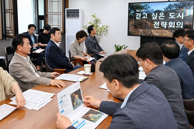김동근 시장이 6월 16일 시장실에서 '제11차 걷고 싶은 도시 전략회의'를 진행하고 있다.[사진=의정부시] 2025.06.17 sinnews7@newspim.com