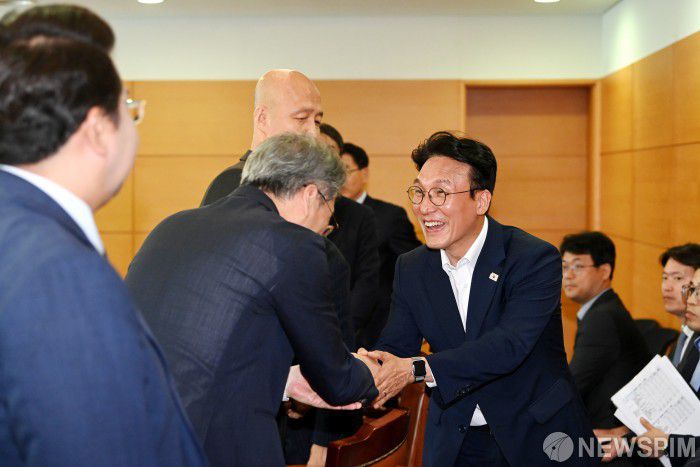 [서울=뉴스핌] 이길동 기자 = 김민석 국무총리 후보자가 17일 오전 서울 종로구 통의동 금융감독연수원에 마련된 청문회 준비단 사무실에서 열린 사회분야 부처 업무보고에 참석하고 있다.2025.06.17 gdlee@newspim.com