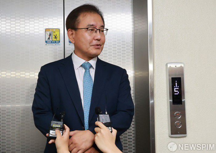 [서울=뉴스핌] 양윤모 기자 = 채상병 사건 수사를 맡은 이명현 특별검사가 17일 오전 서초동 법무법인 와이비엘 사무실에 출근하며 취재진의 질문에 답하고 있다. 2025.06.17 yym58@newspim.com