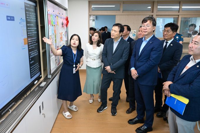 이민근 안산시장과 임태희 경기도교육청 교육감, 박해철 국회의원 등이 경기한국어랭귀지스쿨을 둘러보며 교육환경을 점검하고 있다. [사진=안산시]