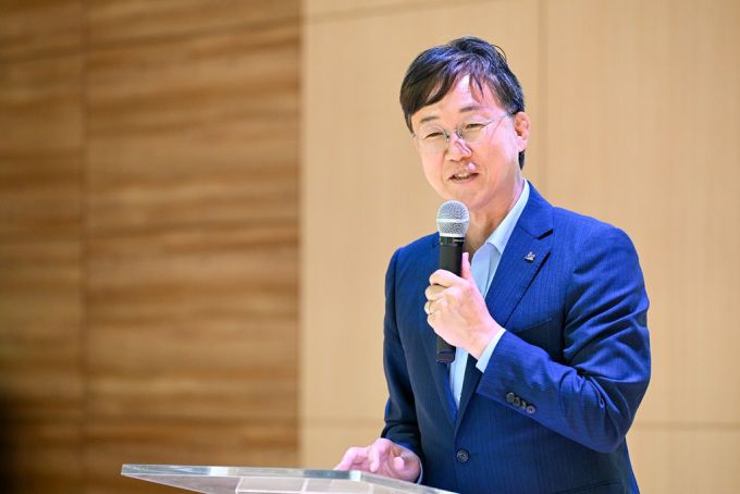 이민근 안산시장이 원곡초등학교 준공식에서 인사 발언을 진행하고 있다. [사진=안산시]