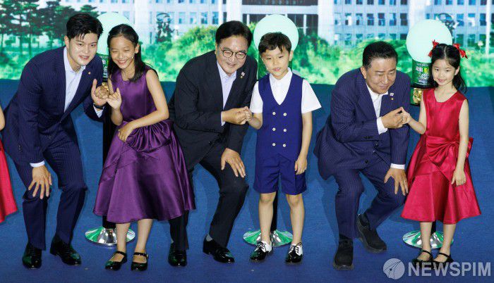 [서울=뉴스핌] 윤창빈 기자 = 김용태 국민의힘 비상대책위원장(왼쪽부터), 우원식 국회의장, 김병기 더불어민주당 대표 직무대행 겸 원내대표가 17일 오전 서울 여의도 국회에서 열린 국회 탄소중립 선언식에서 아이들과 함께 탄소중립 퍼포먼스를 하고 있다. 2025.06.17 pangbin@newspim.com