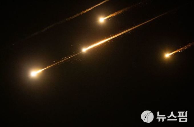 [사진 신화사 = 뉴스핌 특약] 2025년 6월 13일 밤 이란이 이스라엘 예루살렘을 향해 탄도미사일 공격을 감행하면서, 이스라엘 전역에 연이어 방공 경보가 울렸다.