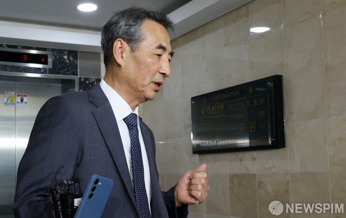 [서울=뉴스핌] 정일구 기자 = 윤석열 전 대통령 배우자 김건희 여사 관련 의혹을 수사할 민중기 특별검사가 17일 오전 서울 서초구 사무실로 출근하고 있다. 2025.06.17 mironj19@newspim.com