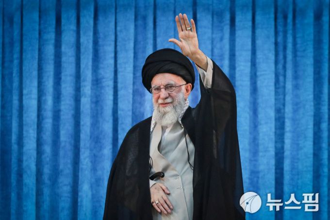 아야톨라 알리 하메네이 이란 최고지도자가 지난 4일(현지시간) 1979년 이슬람 혁명의 지도자인 루홀라 호메이니 아야톨라 사망 36주년을 맞아 테헤란 남부 호메이니 기념관에서 연설하는 모습. [사진=로이터 뉴스핌