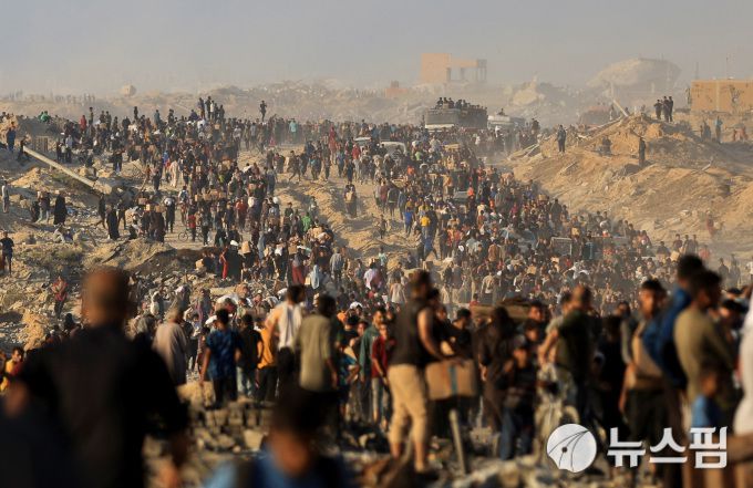 16일(현지시간) 가자지구 북부 베이트라히아에서 팔레스타인 주민들이 구호품을 받기 위해 길게 줄선 모습. [사진=로이터 뉴스핌]