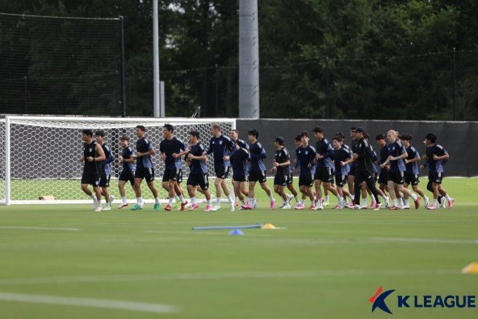 [서울=뉴스핌] 손지호 인턴기자 = 프로축구 K리그1 울산 HD 선수들이 미국 노스캐롤라이나주 샬럿 베이스캠프에서 훈련을 하고 있다. [사진=한국프로축구연맹] 2025.06.17 thswlgh50@newspim.com