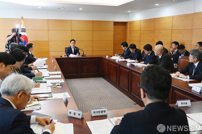 [서울=뉴스핌] 이길동 기자 = 김민석 국무총리 후보자가 17일 오전 서울 종로구 통의동 금융감독연수원에 마련된 청문회 준비단 사무실에서 열린 사회분야 부처 업무보고에서 모두발언을 하고 있다.2025.06.17 gdlee@newspim.com
