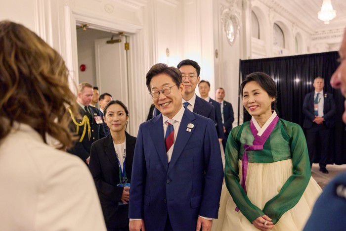 [서울=뉴스핌] G7 정상회담 참석을 위해 1박 3일 일정으로 캐나다를 방문한 이재명 대통령과 김혜경 여사가 16일 앨버타 주수상 주최 리셉션에서 참석자들과 인사를 나누고 있다. [사진=대통령실] 2025.06.17 photo@newspim.com