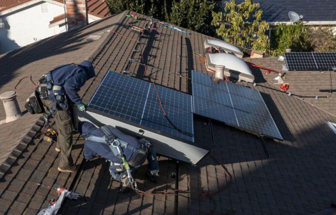 미국 주택 지붕에 태양광 패널 설치 모습 [사진 = 블룸버그]