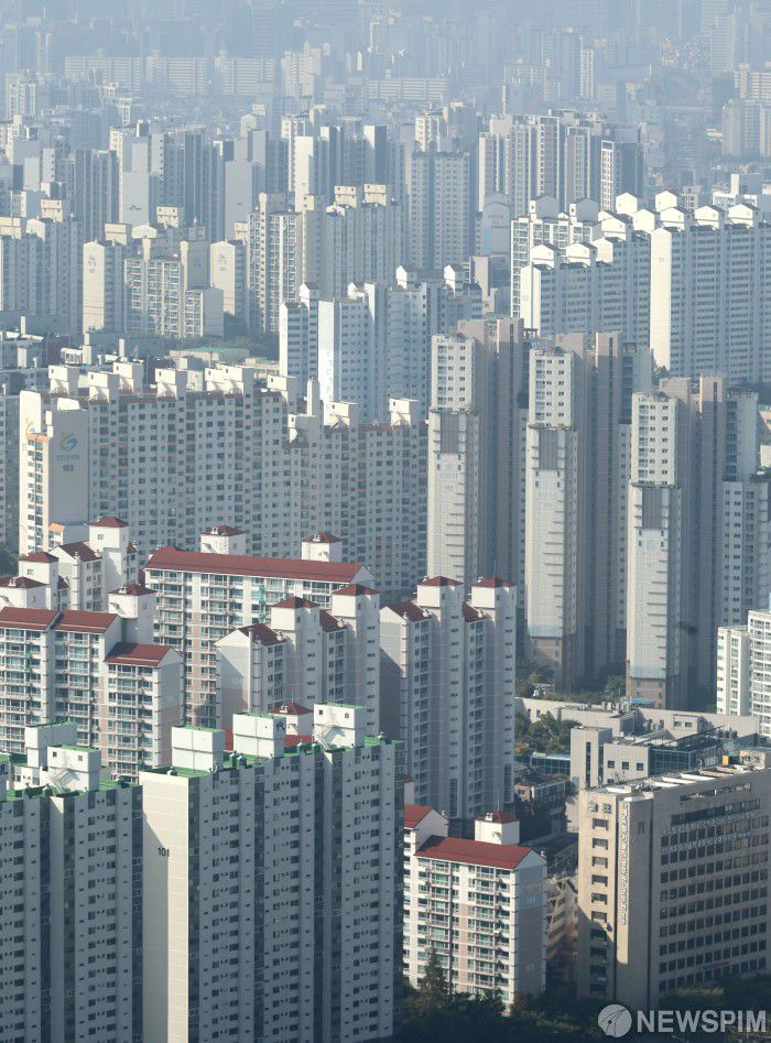 [서울=뉴스핌] 김학선 기자 = 지난해부터 하락세를 지속하던 전국 아파트 매매가격이 지난달 15개월 만에 반등했다. 9일 KB부동산의 주택 가격 동향에 따르면 지난 9월 전국 아파트 매매 가격은 전월 대비 0.09% 올랐다. 지난해 7월부터 올해 8월까지 하락세를 지속하다 15개월 만에 상승세로 돌아선 것이다. 사진은 10일 서울시내 아파트 모습. 2023.10.10 yooksa@newspim.com