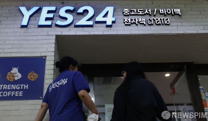 [서울=뉴스핌] 양윤모 기자 = 11일 오후 국내 대표 온라인 서점과 공연·콘텐츠 유통 플랫폼인 'yes24'가 랜섬웨어 공격으로 인한 3일째 시스템 장애를 겪고 있는 가운데, yes24 중고서점 목동점에 고객들이 찾고 있다. 현재 티켓 예매, 굿즈 주문, 이북 열람까지 전면 중단된 상태다. 2025.06.11 yym58@newspim.com