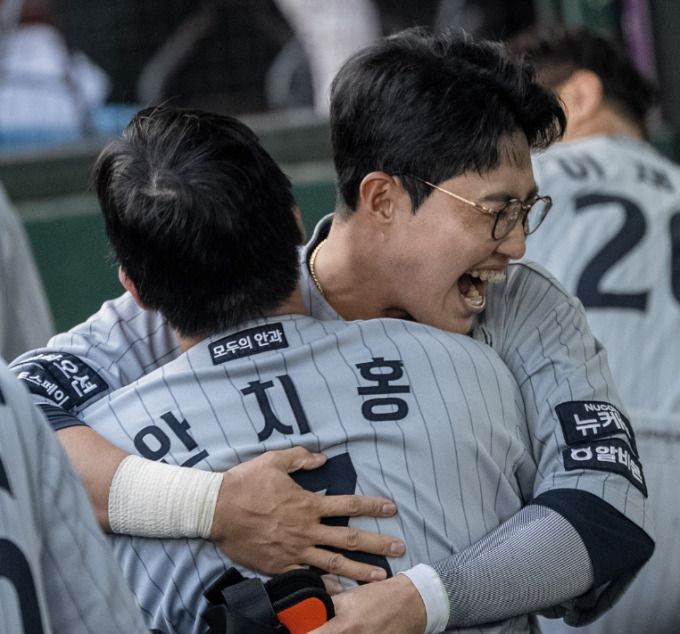 [서울=뉴스핌] 한화 안치홍이 지난 17일 사직 롯데와의 경기에서 3회 3점 홈런을 기록한 뒤 더그아웃에서 채은성에게 축하를 받고 있다. [사진 = 한화] 2025.06.17 wcn05002@newspim.com
