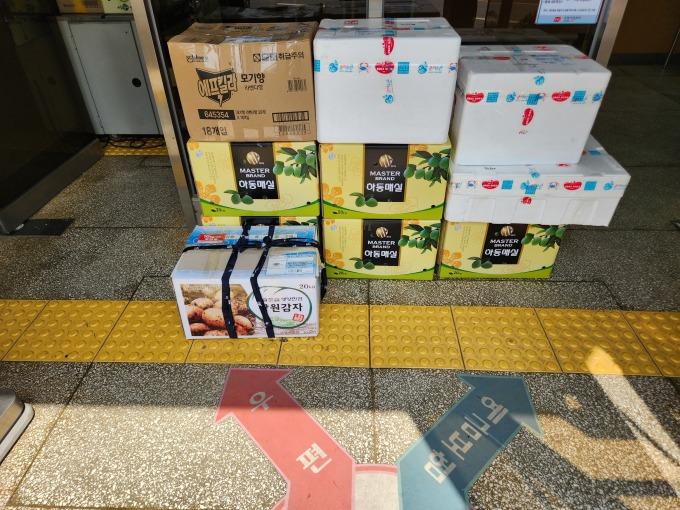 경남 하동군이 비대면 유통 확대에 따른 농가의 경제적 부담을 덜어주기 위해 추진 중인 '2025 농산물 택배비 지원사업'의 신청 마감일이 오는 20일로 다가옴에 따라, 군 내 농업인들의 적극적인 참여를 당부했다. [사진=하동군] 2025.06.18