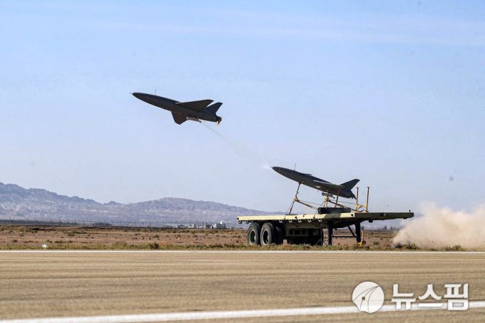 지난 4일(현지시간) 이란 군이 무장 드론 군사 훈련을 하는 모습. [사진=로이터 뉴스핌]