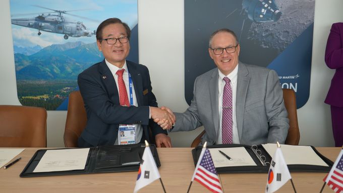 KAI와 록히드마틴이 17일 전략적 협력분야 확장을 위한 MOU를 체결했다. (KAI 강구영 사장(왼쪽), 록히드마틴 프랭크 세인트 존(Frank A. St. John) 최고운영책임자  [사진=KAI]