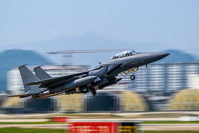 한국 공군의 F-15K 전투기가 18일 한미일 공중전투훈련을 위해 대구 11전투비행단에서 힘차게 출격하고 있다. [사진=공군]