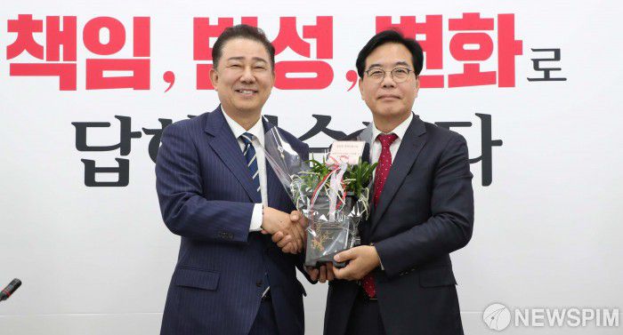 [서울=뉴스핌] 윤창빈 기자 = 더불어민주당 김병기 원내대표가 17일 서울 여의도 국회에서 국민의힘 송언석 원내대표를 예방, 축하난을 전달하고 있다. 2025.06.17 pangbin@newspim.com