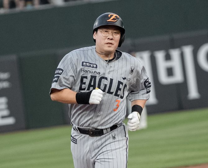 [서울=뉴스핌] 한화 안치홍이 지난 17일 사직 롯데와의 경기에서 3회 3점 홈런을 기록한 뒤 그라운드를 돌고 있다. [사진 = 한화] 2025.06.17 wcn05002@newspim.com