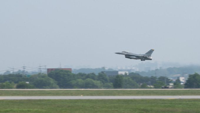 미국 공군의 F-16 전투기가 18일 한미일 공중전투훈련을 위해 주한 미7공군 오산기지를 힘차게 이륙하고 있다. [사진=공군]