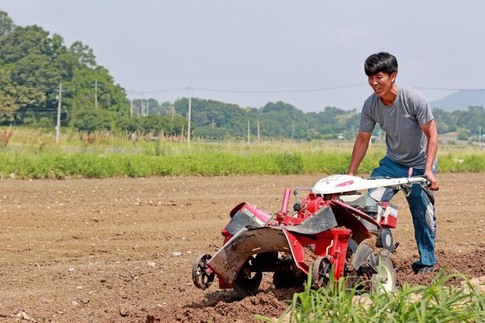 농기계 임대사업소에서 빌린 농기계로 농사를 짓고 있다. [사진=괴산군]2025.06.19 baek3413@newspim.com