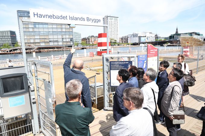 경남대표단은 덴마크 현지시각 18일 오전, 코펜하겐의 대표적 수상관광시설인 하버배스를 방문해 해양레저시설과 항만 재생공간 운영 사례를 직접 조사하고 있다. [사진=경남도] 2025.06.19