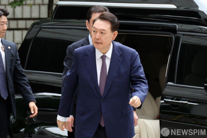 [서울=뉴스핌] 사진공동취재단 = 윤석열 전 대통령이 16일 오전 서울 서초구 서울중앙지방법원에서 열린 내란 우두머리 혐의·직권남용 권리행사 방해 혐의 사건 7차 공판에 출석하고 있다. 2025.06.16 photo@newspim.com
