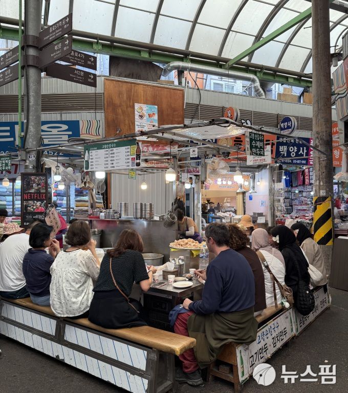 [서울=뉴스핌] 배정원 기자 = 정부와 여당이 전 국민을 대상으로 하는 민생회복지원금 예산을 2차 추가경정예산(추경)안에 편성하는데 합의하면서 내수 침체로 어려움을 겪고 있는 소상공인과 자영업자들의 기대감이 상승하고 있다. 그러나 일각에서는 포퓰리즘 정책으로 오히려 국가 부채가 늘어나는 것 아니냐는 우려의 목소리도 제기된다. 사진은 종로 광장시장의 모습. 2025.06.19 jeongwon1026@newspim.com