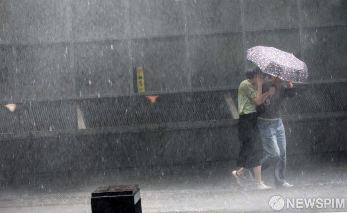 [서울=뉴스핌] 최지환 기자 = 20일 전국 대부분 지역에 장맛비가 내릴 것으로 전망된다. 사진은 지난 16일 오후 서울 영등포구 영등포경찰서 인근에서 시민들이 우산을 쓰고 이동하고 있는 모습. 2025.06.16 choipix16@newspim.com
