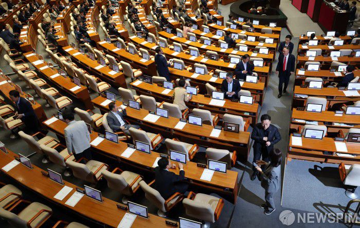 [서울=뉴스핌] 정일구 기자 = 5일 오후 서울 여의도 국회에서 열린 제426회 국회(임시회) 제1차 본회의에서 검사징계법 일부개정법률안 상정에 반발하며 국민의힘 의원들이 퇴장하고 있다. 2025.06.05 mironj19@newspim.com