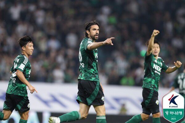 [서울=뉴스핌] 손지호 인턴기자 = 프로축구 K리그1 전북 현대 콤파뇨가 득점 후 기뻐하고 있다. [사진=한국프로축구연맹] 2025.06.19 thswlgh50@newspim.com