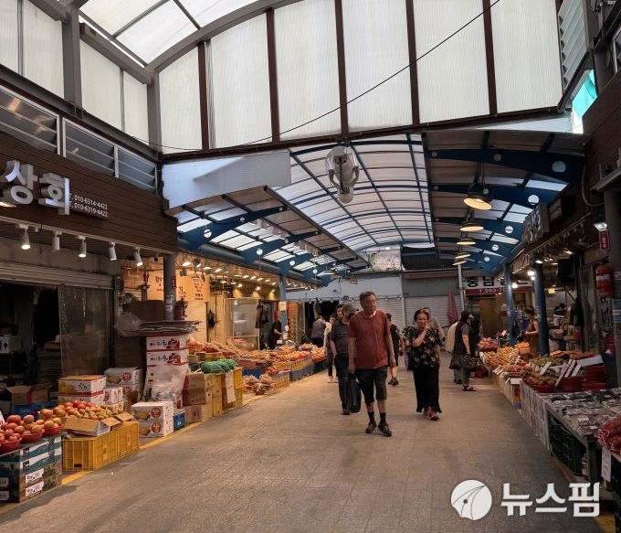 [서울=뉴스핌] 배정원 기자 = 정부와 여당이 전 국민을 대상으로 하는 민생회복지원금 예산을 2차 추가경정예산(추경)안에 편성하는데 합의하면서 내수 침체로 어려움을 겪고 있는 소상공인과 자영업자들의 기대감이 상승하고 있다. 그러나 일각에서는 포퓰리즘 정책으로 오히려 국가 부채가 늘어나는 것 아니냐는 우려의 목소리도 제기된다. 사진은 청량리 종합시장의 모습. 2025.06.19 jeongwon1026@newspim.com