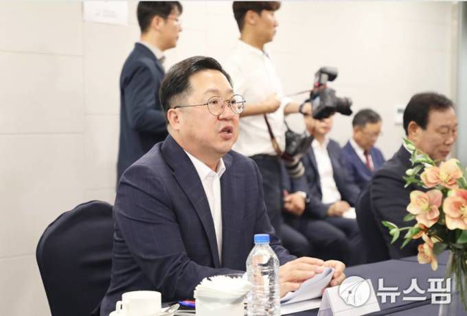 [세종=뉴스핌] 오종원 기자 = 19일 오전 세종시 베스트웨스턴 호텔에서 열린 충청권 4개 시도지사 조찬 간담회에 참석한 이장우 대전시장이 회의 전 모두발언을 통해 국가균형발전 차원에서 대전과 세종, 충청권이 제 역할을 해야 한다고 강조했다. 이 시장은 "일부 국회의원이 낸 (이전) 법안은 결코 국가발전에 도움되지 않는다"며 "대전시민 누구도 항우연, 천문연 이전을 용납하지 않을 것이다, 시도 이에 단호히 대처할 것"이라고 말했다.jognwo3454@newspim.com