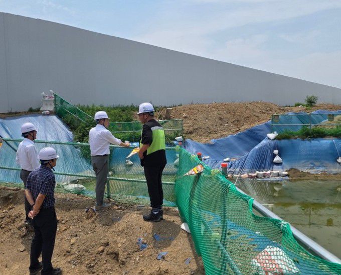 19일 박동선 LH 국토도시본부장(가운데) 및 현장 관계자 등이 우기 대비 3기 신도시 주요 건설현장 지구를 점검하고 있다. [사진=LH]