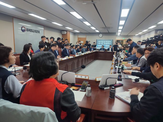 22일 정부세종청사에서 내년 최저임금 수준을 결정하는 최저임금위원회 제1차 전원회의가 열렸다. [사진=한국노총] 2025.04.22 sheep@newspim.com