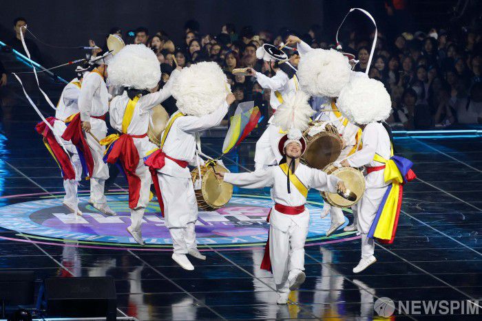 [서울=뉴스핌] 류기찬 인턴기자 = 모던 테이블, 연희컴퍼니 유희가 19일 오후 서울 송파구 KSPO돔(올림픽체조경기장)에서 열린 '2025 마이케이 페스타'(2025 MyK FESTA) 개막공연에서 무대를 선보이고 있다. 2025.06.19 ryuchan0925@newspim.com