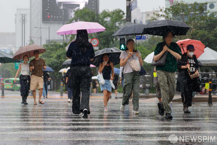 [서울=뉴스핌] 류기찬 인턴기자 = 본격적인 장마가 시작된 20일 오후 서울 종로구 광화문광장에서 시민들이 우산을 쓰고 이동하고 있다. 2025.06.20 ryuchan0925@newspim.com