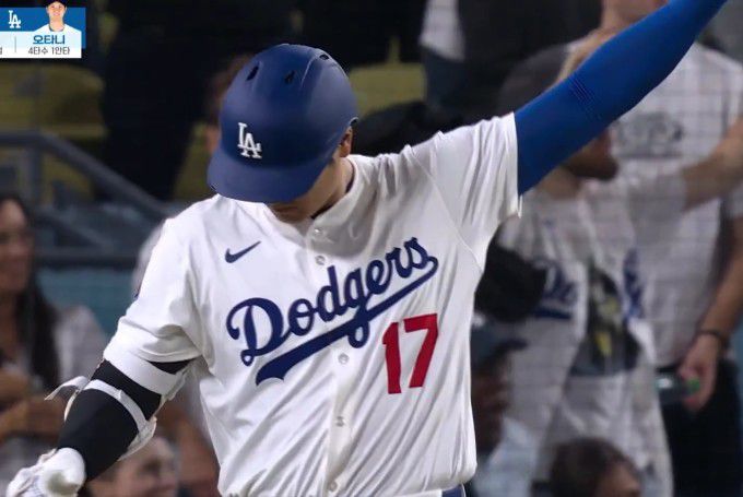 오타니가 20일 MLB 샌디에이고전 9회말 공에 맞고 출루하면서 다저스 더그아웃을 향해 괜찬다는 손짓을 하고 있다. [사진=스포티비 중계화면 캡처]