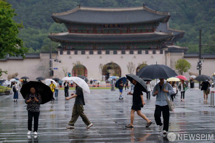 [서울=뉴스핌] 류기찬 인턴기자 = 본격장인 장마가 시작된 20일 오후 서울 종로구 광화문광장에서 시민들이 우산을 쓰고 이동하고 있다. 2025.06.20 ryuchan0925@newspim.com