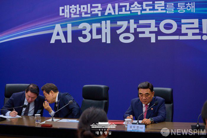 [서울=뉴스핌] 이재명 대통령이 지난 20일 울산전시컨벤션센터에서 열린 인공지능(AI) 글로벌 협력 기업 간담회에서 최태원 SK그룹 회장과 대화하고 있다. [사진=대통령실] 2025.06.21 photo@newspim.com