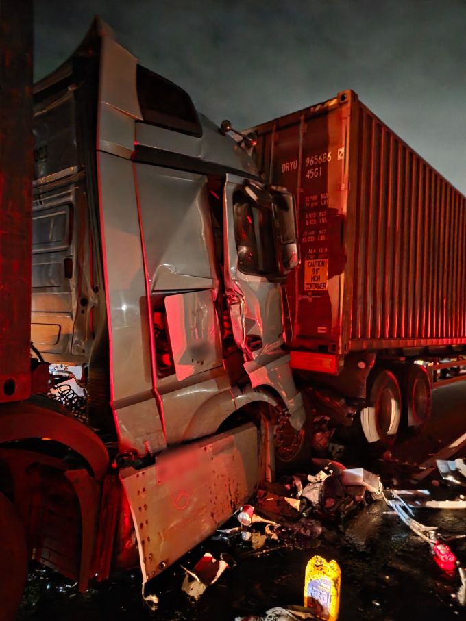 19일 오후 10시 38분께 경남 창녕군 영산면 중부내륙고속도로 창원방면 영산휴게소 인근에서 트레일러와 화물차 등 3대가 연쇄 추돌하는 사고가 발생했다. 이 사고로 트레일러 운전자 1명이 숨졌다. [사진=독자 제공] 2025.06.20