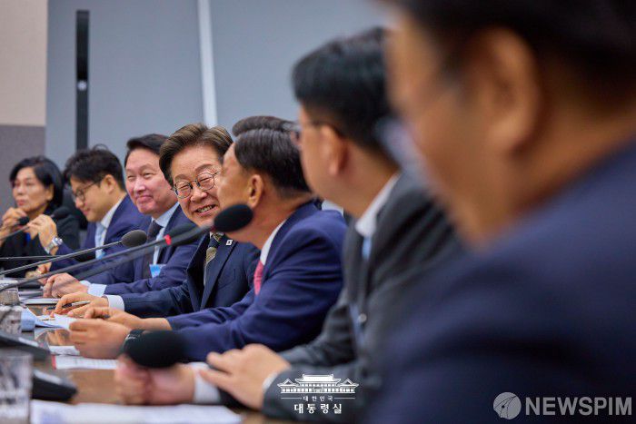 [서울=뉴스핌] 이재명 대통령이 지난 20일 울산전시컨벤션센터에서 열린 인공지능(AI) 글로벌 협력 기업 간담회에서 미소를 짓고 있다. [사진=대통령실] 2025.06.21 photo@newspim.com