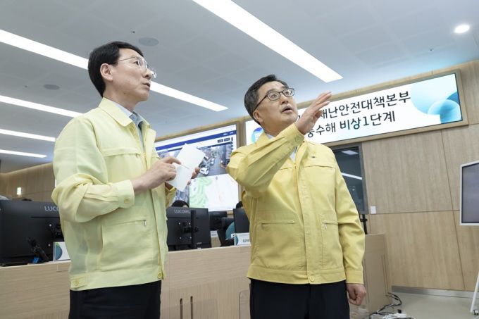 20일 오후 김동연 경기도지사가 경기도청 재난안전상황실을 방문하여 호우 상황을 점검하고 있다. [사진=경기도]