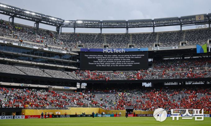 [이스트 러더퍼드 로이터=뉴스핌] 손지호 인턴기자 = 20일(한국시간) 열린 2025 국제축구연맹(FIFA) 클럽월드컵 A조 2차전 파우메이라스와 알아흘리의 경기에서 후반 15분 악천후로 경기가 중단됐다. 2025.06.20 thswlgh50@newspim.com